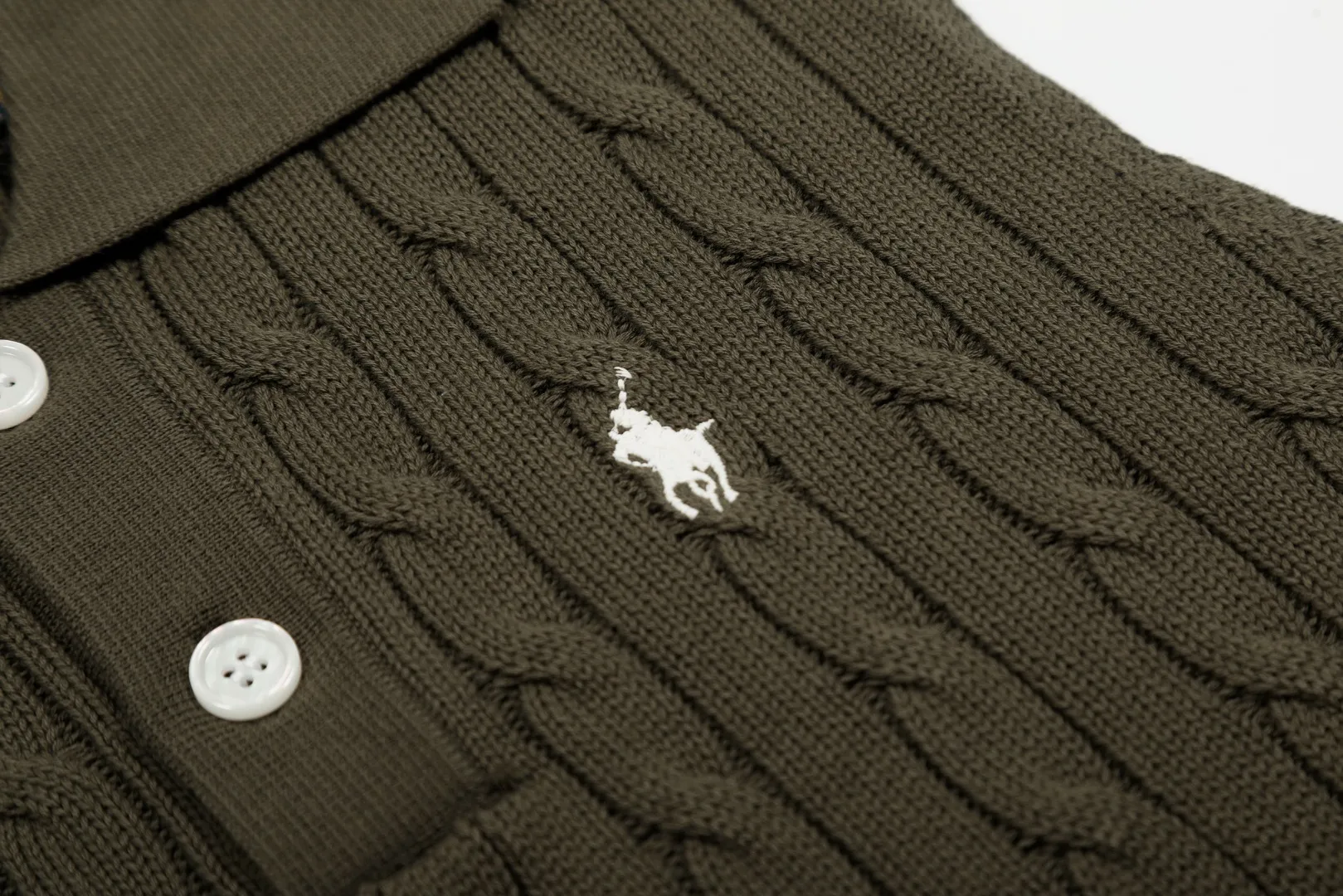 P166 💰 "Top quality" Style number: DS023# (not off the shelves all year round) [Ralph Lauren POLO lapel solid color pony embroidered logo knitted vest short sleeves] ✅Ralph Lauren Ralph Lauren classic basic versatile all-season cardigan knitted POLO vest vest short sleeves ✅Main supplier platform live broadcast Wholesale entity Replacement when out of stock Not off the shelf ✅ZP quality 1:1 version Scan the code to enter the GF website Counter quality ✅Details and quality are the only one in Guangzhou. Imported quality cotton yarn, focusing on high-end, cost-effective. Needless to say good quality. ✅Restore the original version. The maximum size can be worn up to 150 pounds. Loose, comfortable and stress-free. Olive green, denim blue, Chinese red